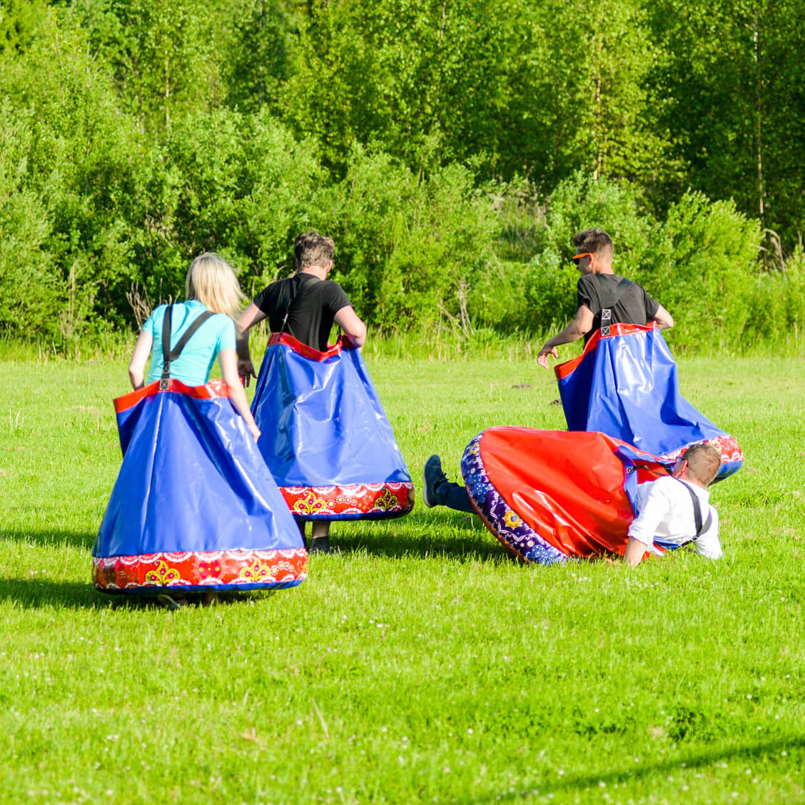 Komandinis žaidimas „Futbolas su sijonais“